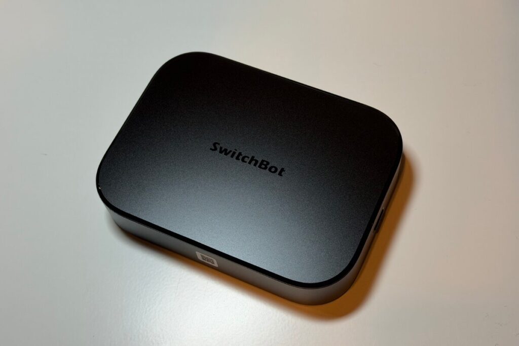 SwitchBot AIハブレビュー!ただのスマートリモコンを卒業。「家が状況を理解して動く」次世代スマートホームの正体