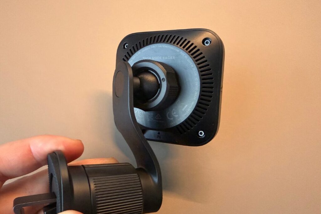 ESR OmniLock Qi2.2 車載ホルダーは「ワイヤレス充電の不満」をごっそり減らしてくれる1台