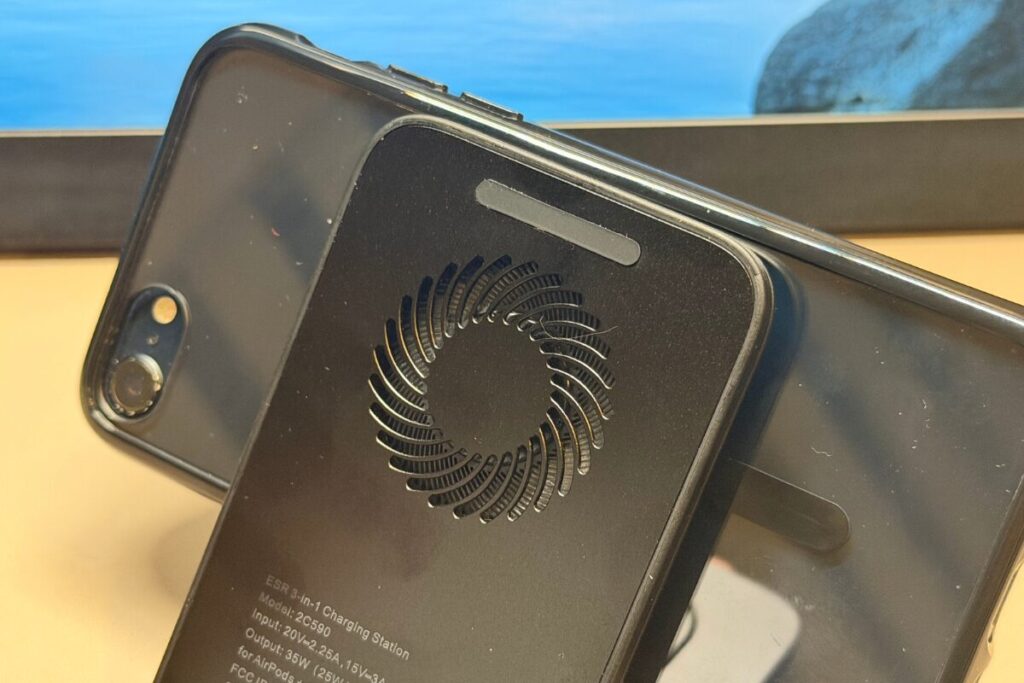 ESR 3-in-1ワイヤレス充電器（Qi2.2対応・最大25W）レビュー！置くだけで全部整う。充電のストレスが消えた理由