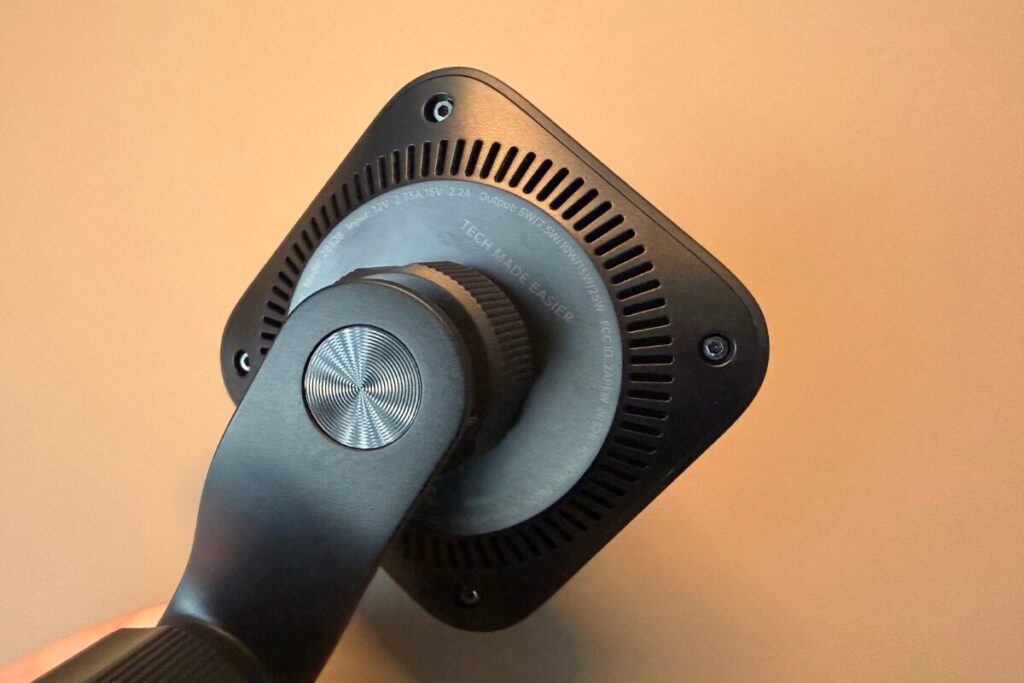 ESR OmniLock Qi2.2 車載ホルダーは「ワイヤレス充電の不満」をごっそり減らしてくれる1台