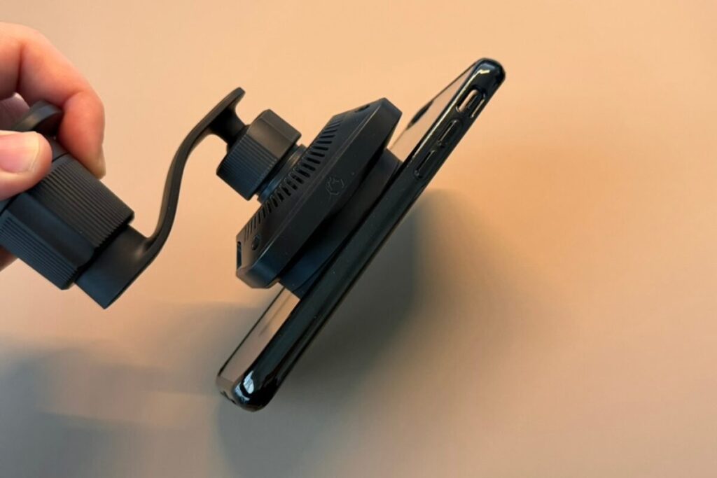 ESR OmniLock Qi2.2 車載ホルダーは「ワイヤレス充電の不満」をごっそり減らしてくれる1台