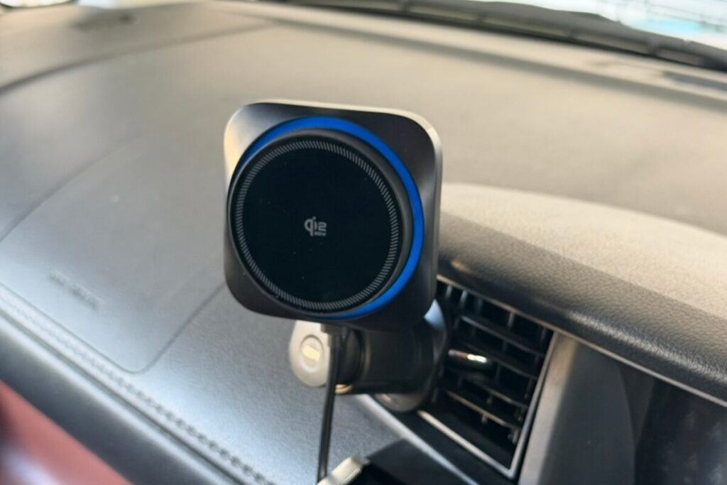 ESR OmniLock Qi2.2 車載ホルダーは「ワイヤレス充電の不満」をごっそり減らしてくれる1台