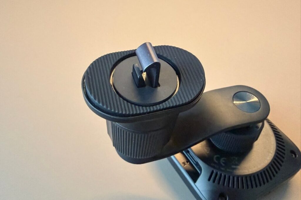 ESR OmniLock Qi2.2 車載ホルダーは「ワイヤレス充電の不満」をごっそり減らしてくれる1台