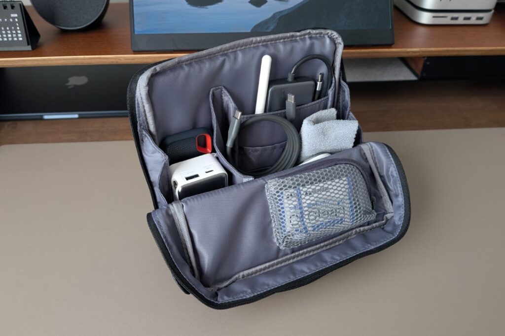 【公開】カフェ作業が劇的に快適になるガジェットポーチの中身｜ノマドのミニオフィスセット