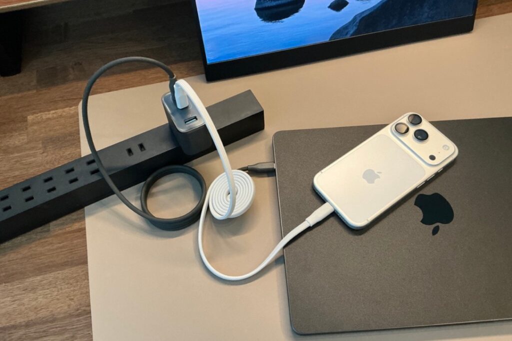 【公開】カフェ作業が劇的に快適になるガジェットポーチの中身｜ノマドのミニオフィスセット